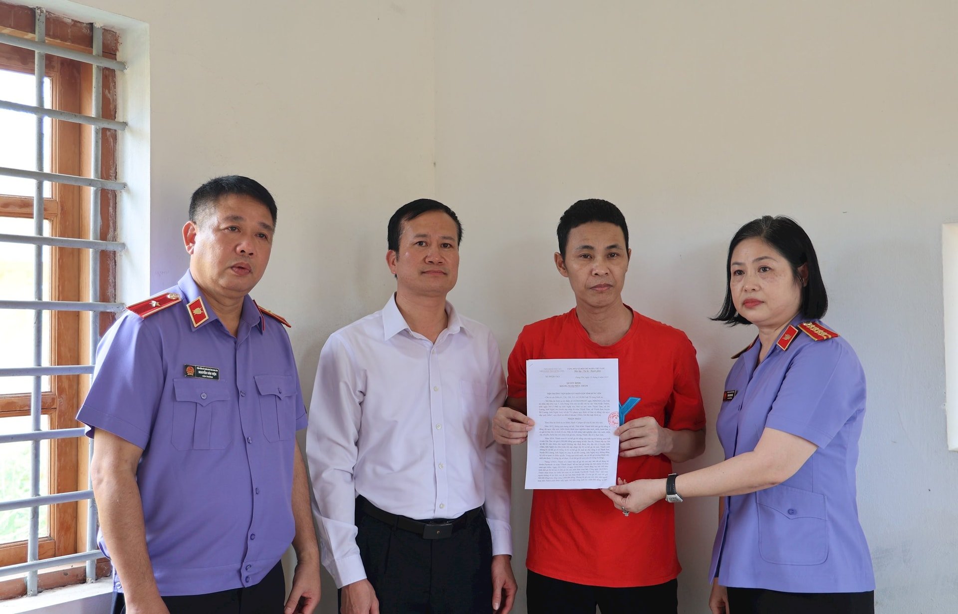 Đại diện VKSND tỉnh Hưng Yên và Tòa án nhân dân tỉnh Hưng Yên trao quyết định Kháng nghị toàn bộ bản án sơ thẩm cho bị cáo Thái Khắc Thành tại Trại tạm giam Công an tỉnh Hưng Yên.