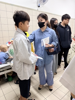 Công ty Luật An Dân Việt thăm hỏi, tặng quà bệnh nhi tại Bệnh viện Bạch Mai